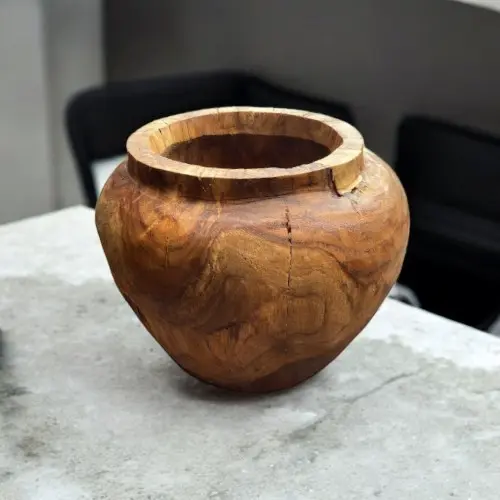 CACHE POT SCULPTÉ TECK 25 CM